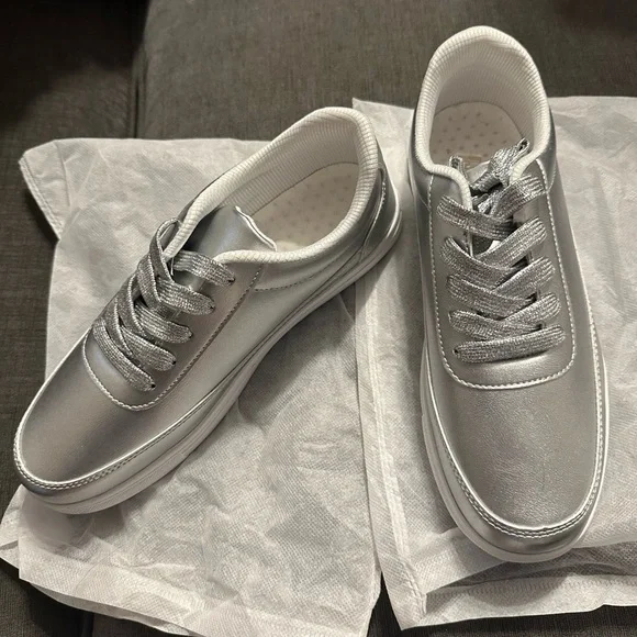 Stylish Silver Women’s Sneakers - Picture 1 of 2